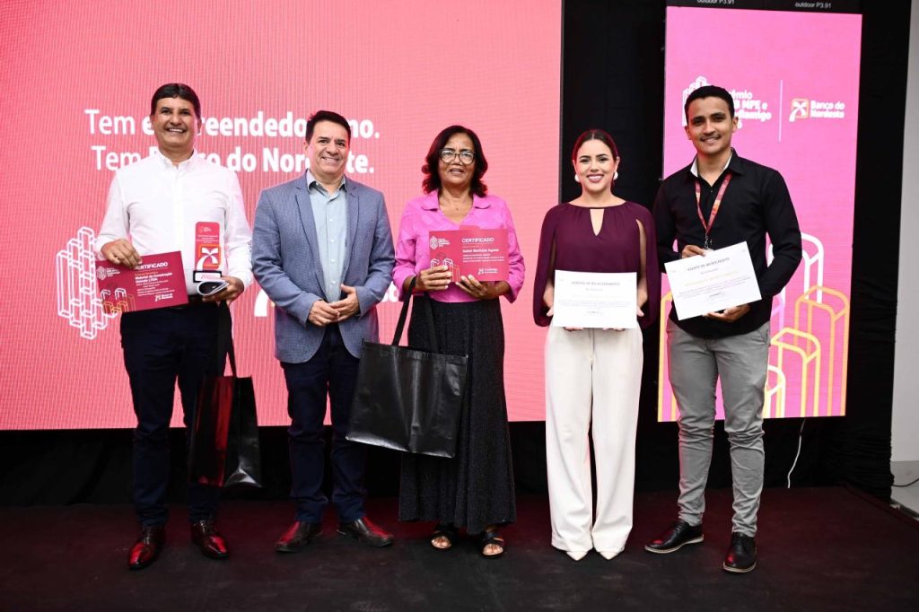 Izabel Aguiar, de Jaíba, ao centro, premiada entre os clientes do Crediamigo.