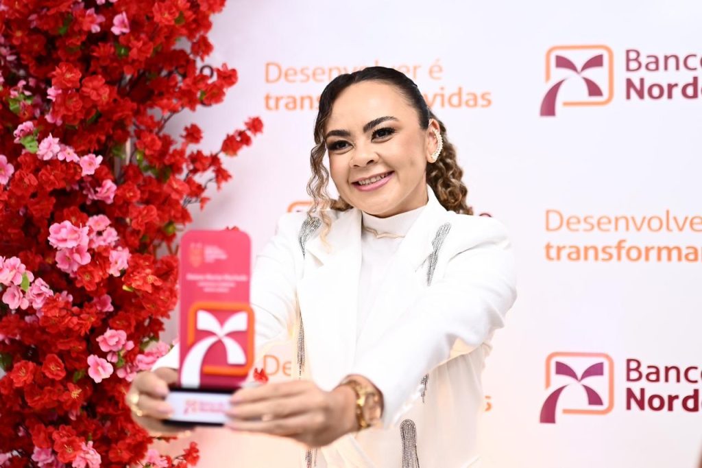 Daiane Machado, de Grão Mogol, premiada entre os clientes MPE.